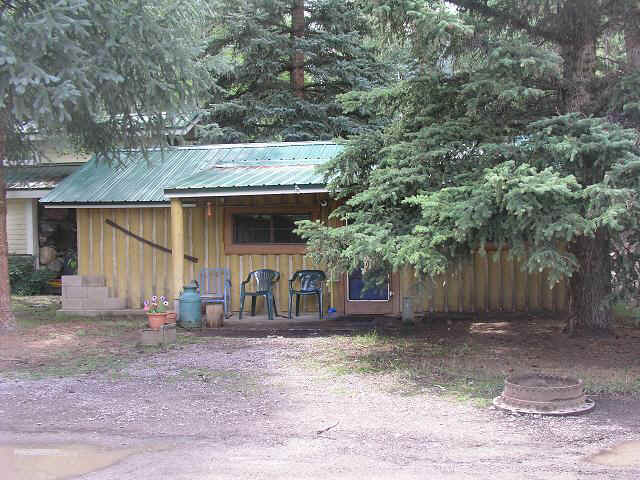 cabin10-front.JPG (49358 bytes)