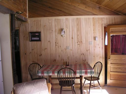 cabin14dining.JPG (35991 bytes)