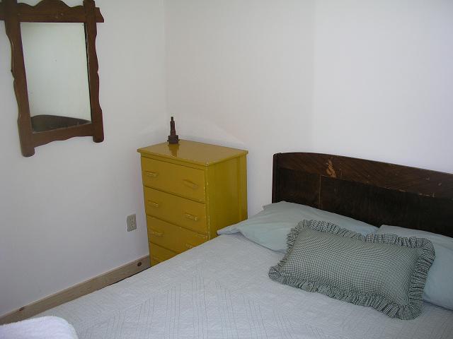 cabin18_bed.JPG (28394 bytes)