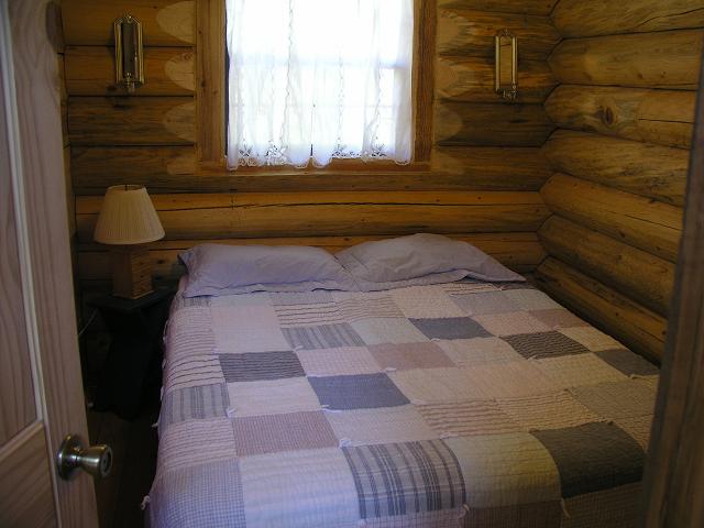 cabin19_bed.JPG (40814 bytes)