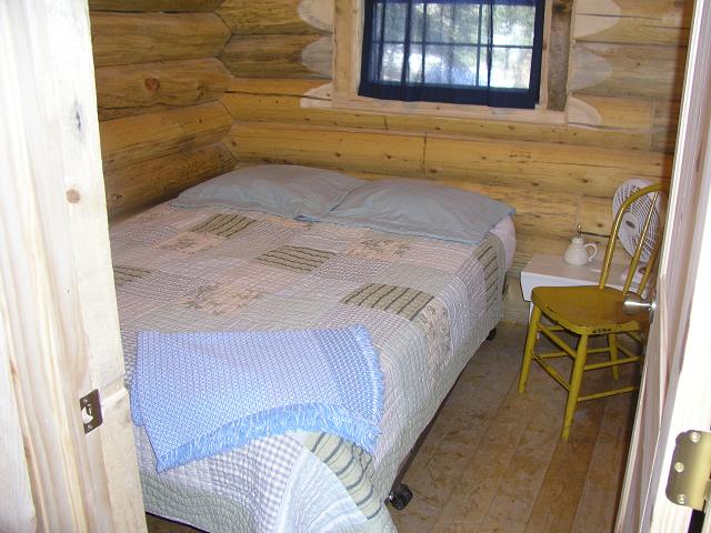 cabin19_br.JPG (55949 bytes)