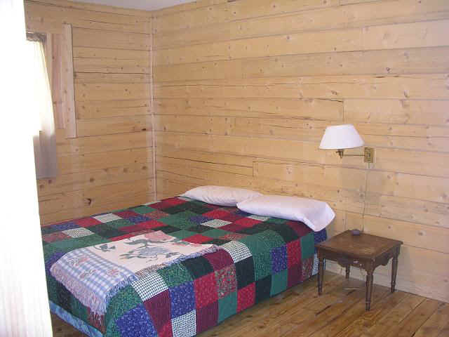 cabin22-BR2.JPG (52422 bytes)