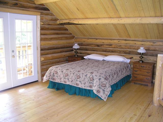 cabin23_bed.JPG (51245 bytes)