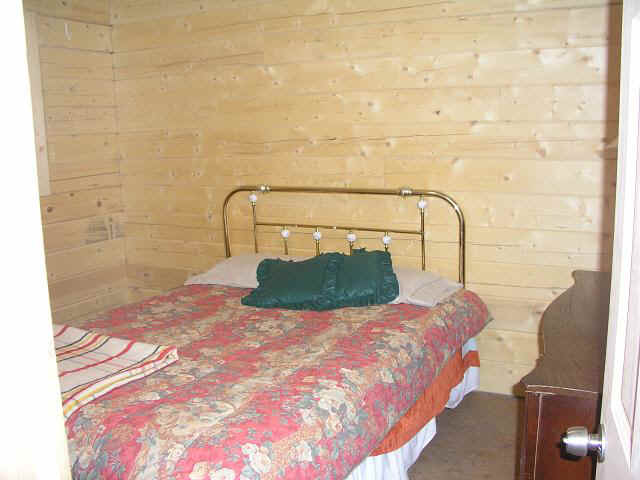 cabin24 - BR2.JPG (52080 bytes)