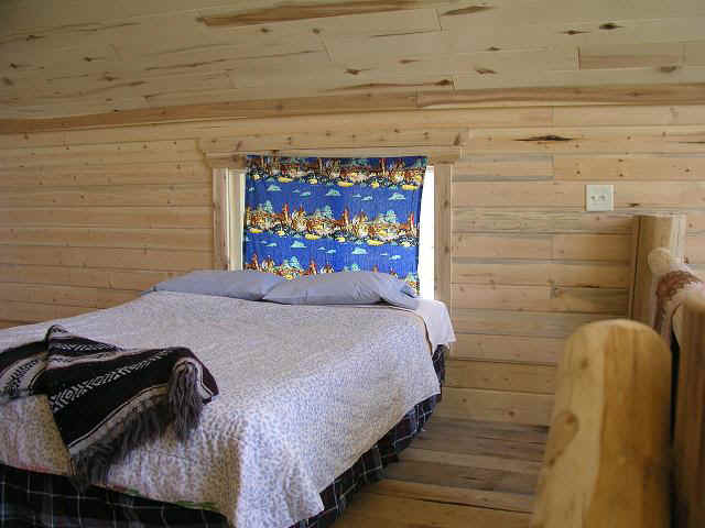 cabin25-bed4.JPG (58277 bytes)