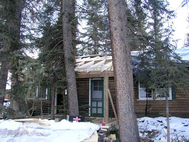 cabin28_porch.JPG (106185 bytes)