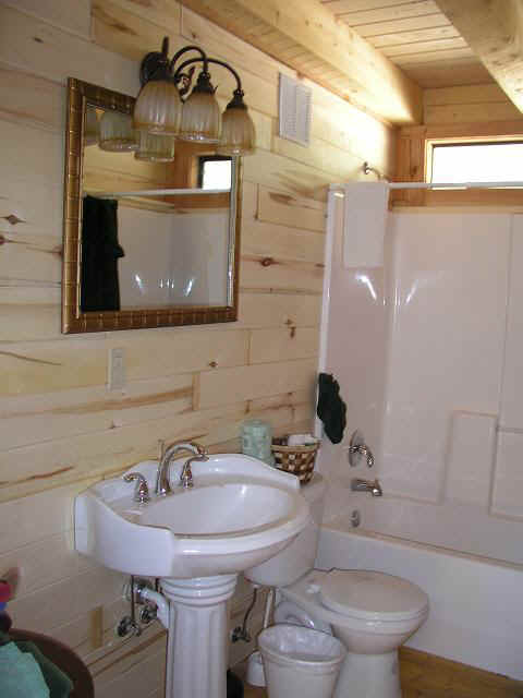 cabin29-bath down.JPG (43283 bytes)