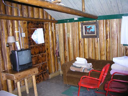 cabin2_liv.JPG (48888 bytes)