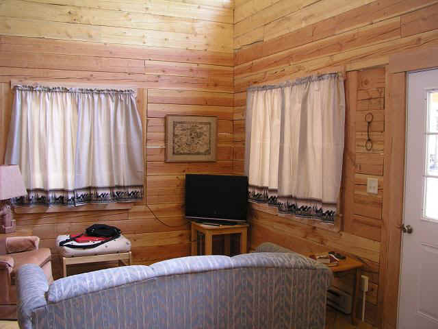 cabin31_den.JPG (59931 bytes)