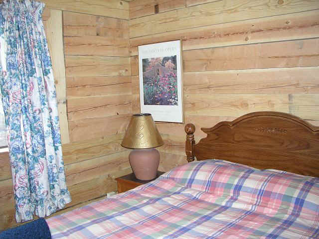 cabin32-BedR2.JPG (73352 bytes)