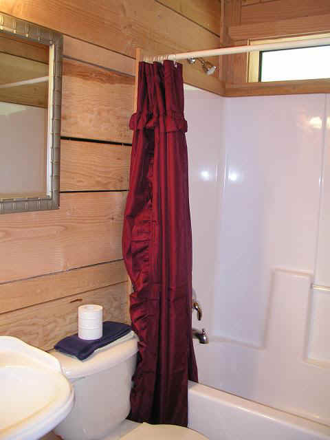 cabin32-bath22.JPG (42135 bytes)