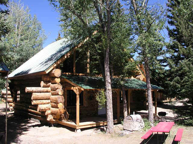 cabin34-porch.JPG (70168 bytes)