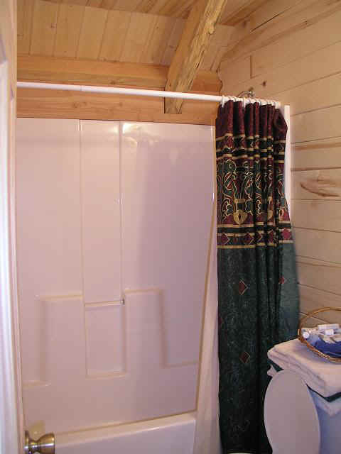 cabin36-bath-up.JPG (40582 bytes)