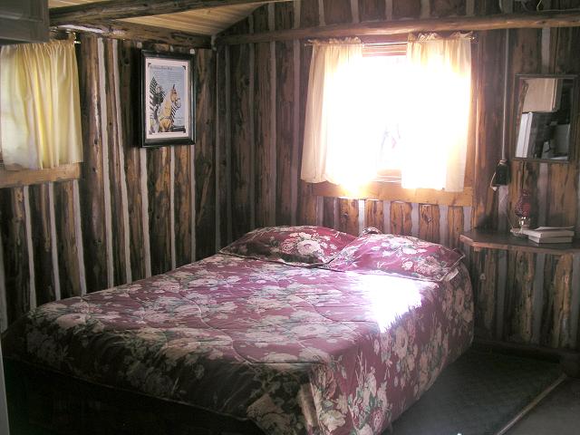 cabin3_bed.JPG (53228 bytes)