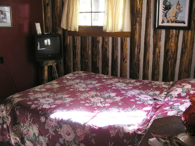 cabin3_bed2.JPG (62680 bytes)