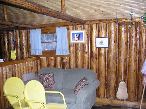 cabin4_den.JPG (49654 bytes)