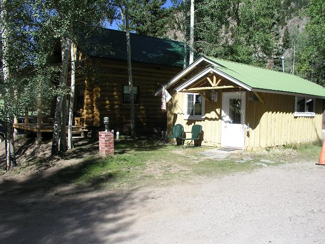 cabin6.JPG (89239 bytes)