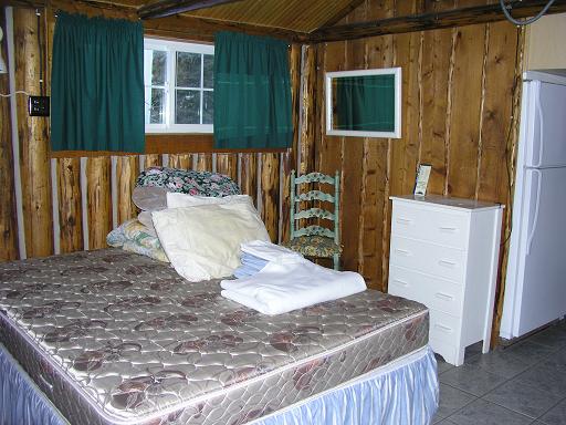 cabin6_bed.JPG (45677 bytes)