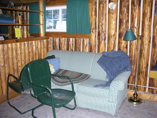 cabin6_den.JPG (54071 bytes)