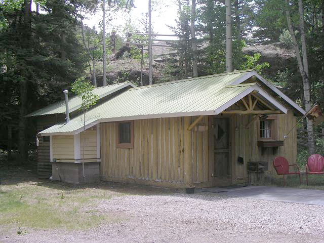 texan_cabin1.JPG (77186 bytes)