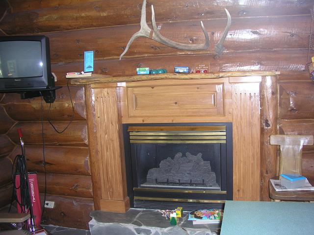 texan_cabin17_den.JPG (55188 bytes)