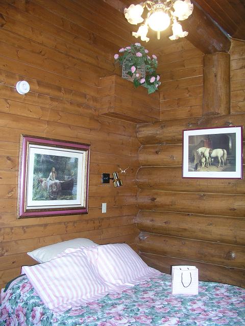 texan_cabin_bedroom.JPG (59137 bytes)